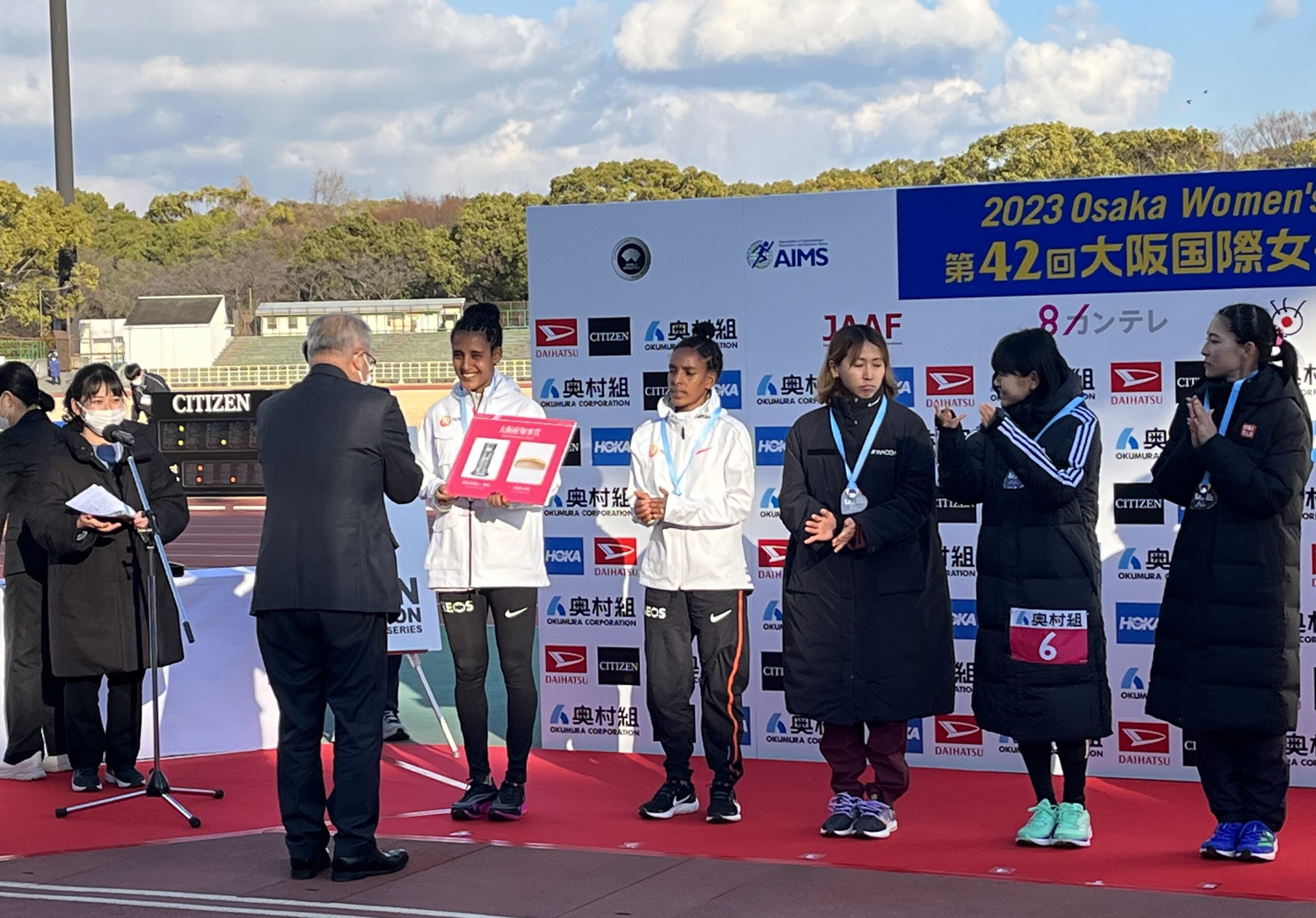第42回大阪国際女子マラソン大会表彰式において大阪府知事賞を贈呈しました