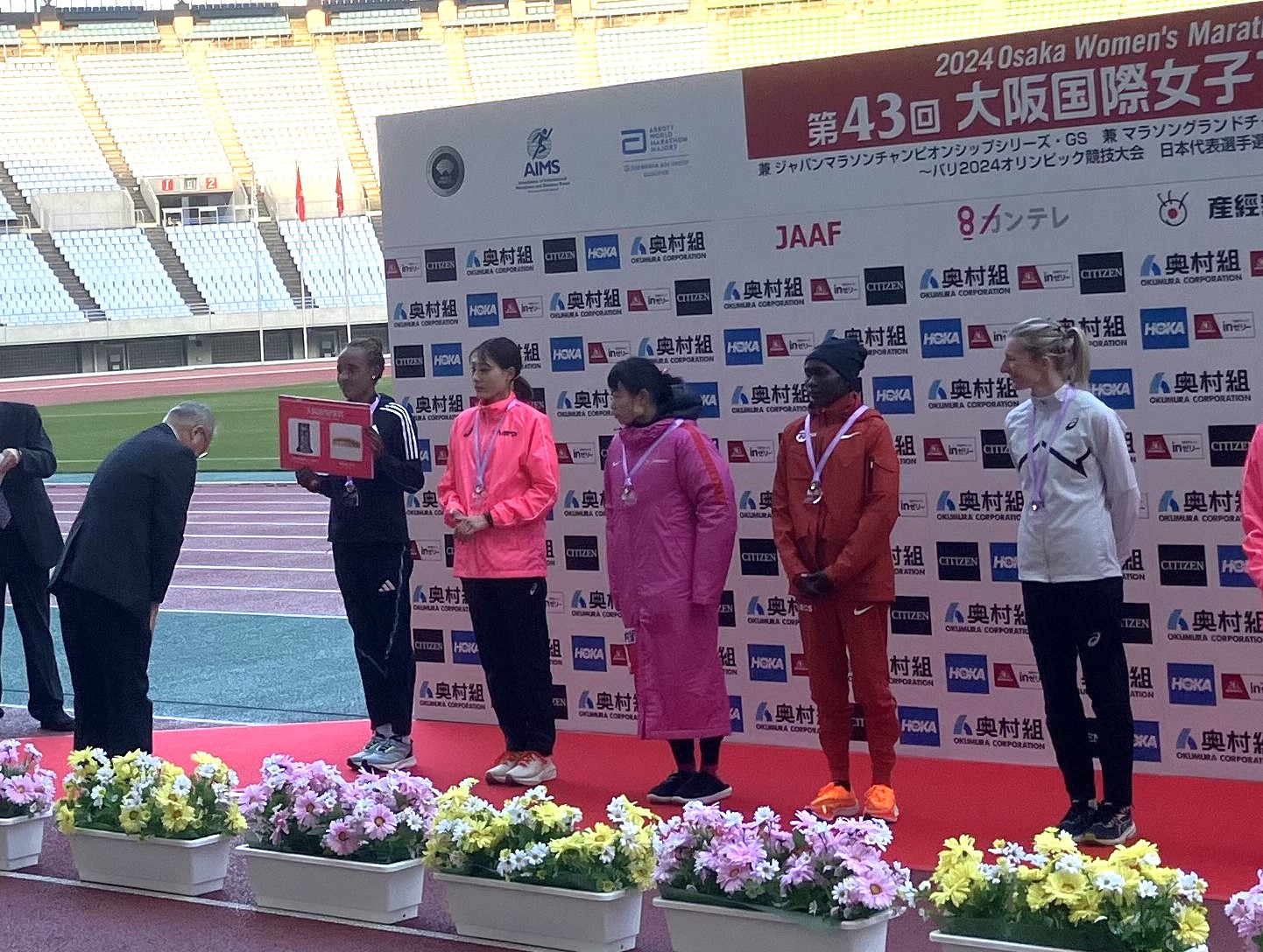 第43回大阪国際女子マラソン大会表彰式において大阪府知事賞を贈呈しました